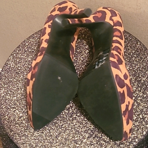 DIVIDED CHEETAH PRINT HEELS size 7 - Picture 5 of 5